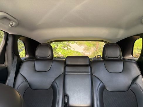 Used 2019 Jeep Cherokee Latitude Plus w/ Comfort/Convenience Group FWD image 26