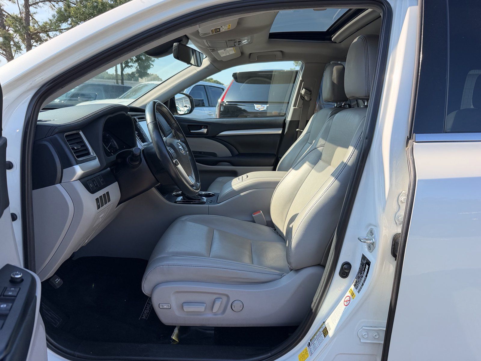 Used 2019 Toyota Highlander XLE FWD image 14