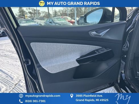 Used 2025 Volkswagen ID.4 Pro image 9