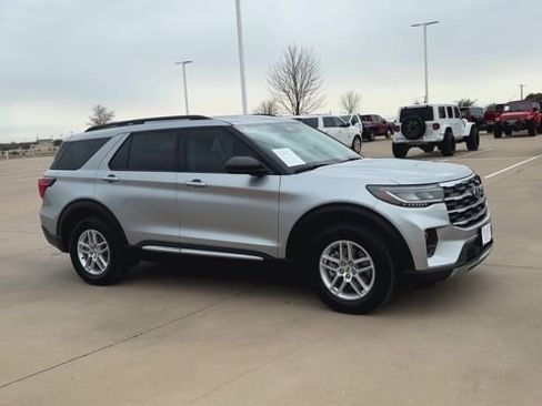 Used 2025 Ford Explorer Active w/ Active Comfort Package image 7