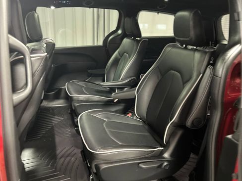 Used 2025 Chrysler Pacifica Premium FWD image 24