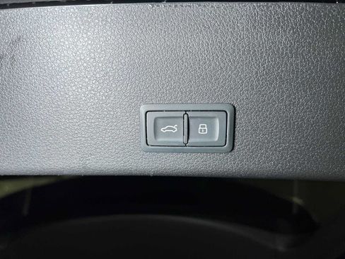 Used 2019 Audi e-tron Prestige w/ Prestige Package AWD/4WD image 17