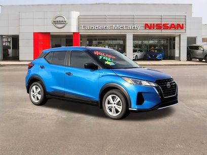 New 2025 Nissan Kicks Play S