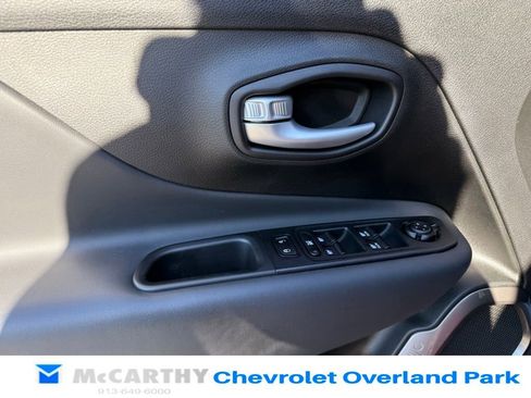 Used 2023 Jeep Renegade Latitude w/ Premium Group image 17