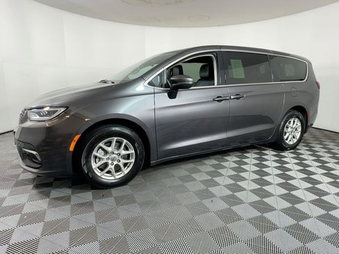 Used 2023 Chrysler Pacifica Touring-L image 18