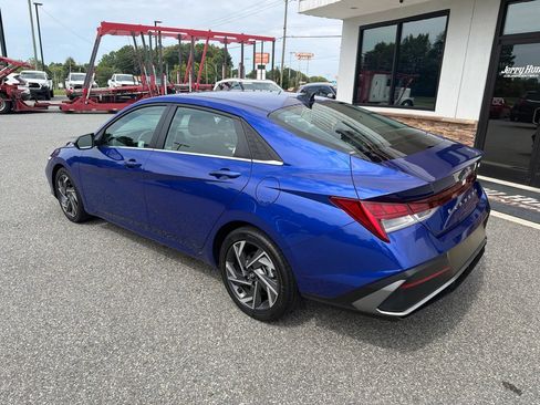 Used 2025 Hyundai Elantra SEL FWD image 7