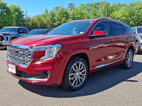 Used 2024 GMC Terrain Denali w/ Denali Premium Package AWD/4WD image 3