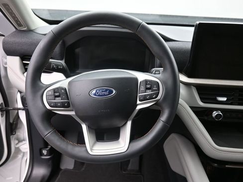 Used 2025 Ford Explorer Active w/ Active Comfort Package image 6