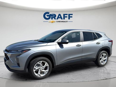 Used 2024 Chevrolet Trax LS w/ LS Convenience Package FWD image 2