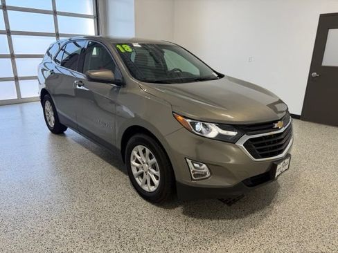 Used 2018 Chevrolet Equinox LT FWD image 2