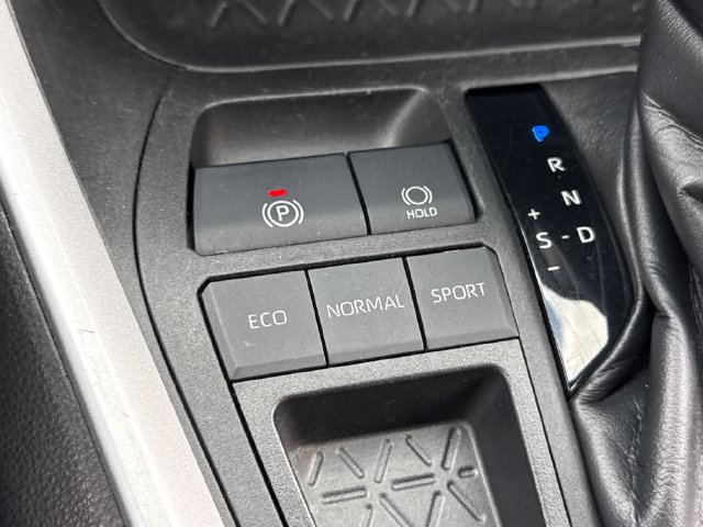 Used 2021 Toyota RAV4 XLE w/ Convenience Package FWD image 37