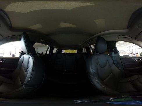 Used 2025 Volvo V60 B5 Cross Country Plus image 42