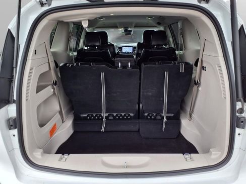 Certified 2023 Chrysler Pacifica Touring-L FWD image 27