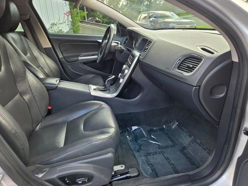 Used 2018 Volvo V60 T5 Cross Country image 26