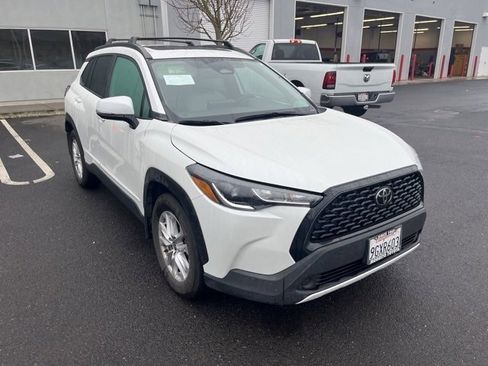 Used 2023 Toyota Corolla Cross LE image 3