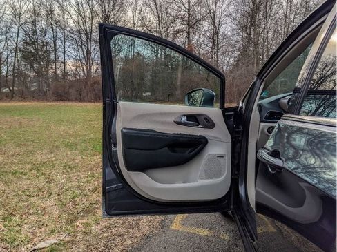 Used 2018 Chrysler Pacifica Limited w/ Advanced Safetytec Group image 10