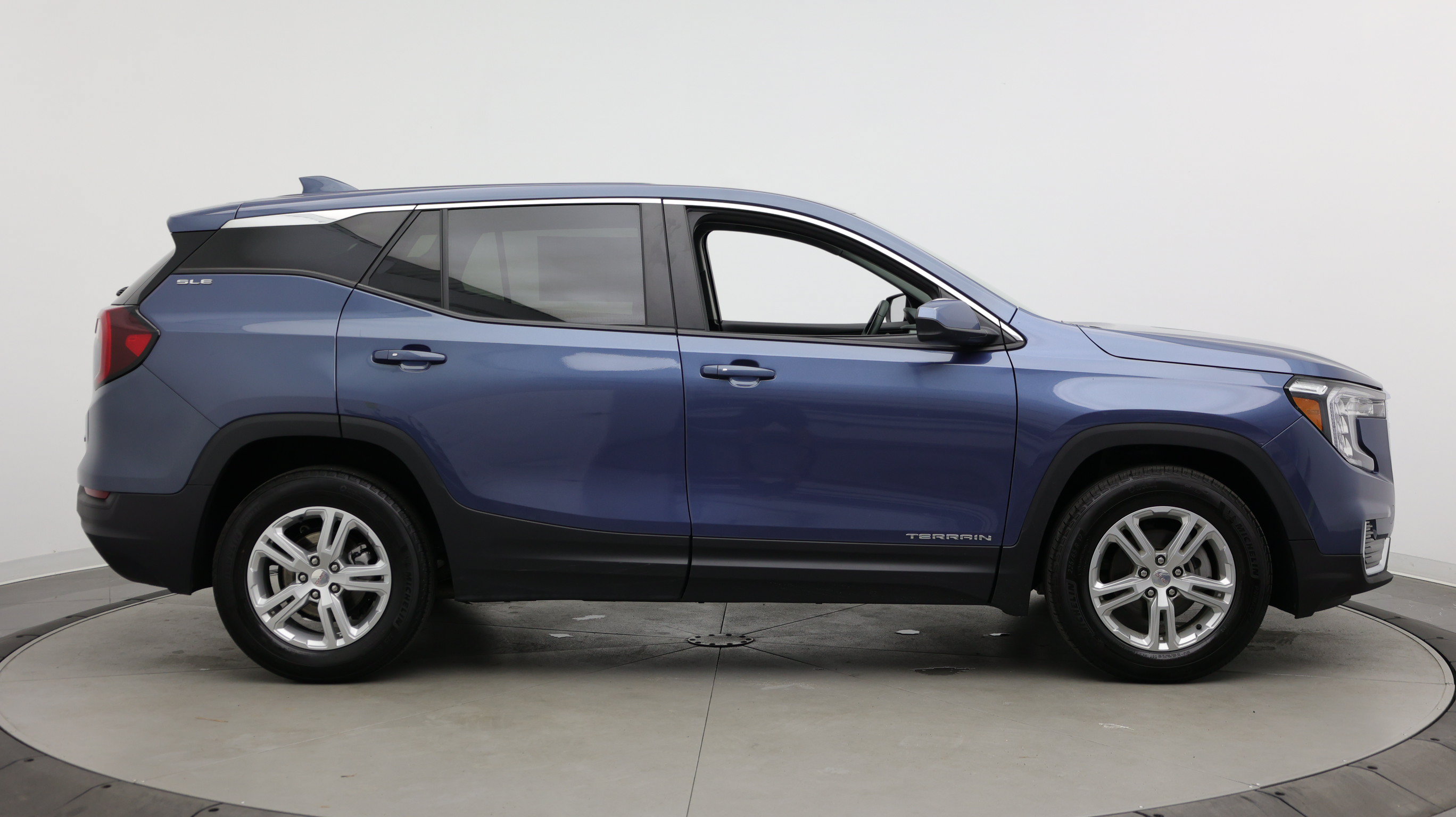 Used 2024 GMC Terrain SLE FWD image 8