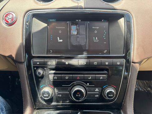 Used 2016 Jaguar XJ Supercharged RWD image 19