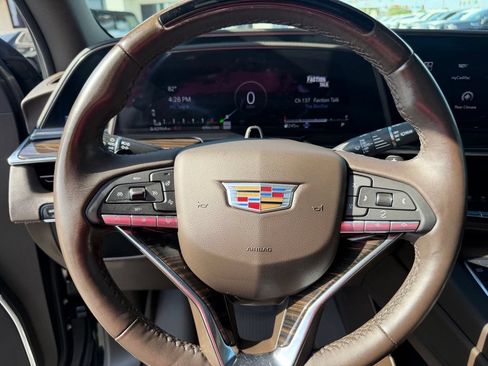 Used 2024 Cadillac Escalade Premium Luxury AWD/4WD image 31