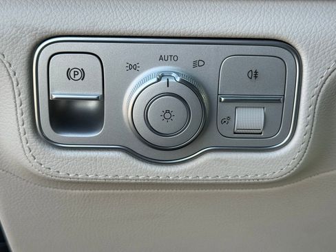 Used 2025 Mercedes-Benz GLS 450 4MATIC image 31