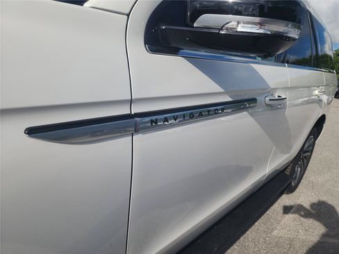 New 2026 Lincoln Navigator Premiere AWD/4WD image 10