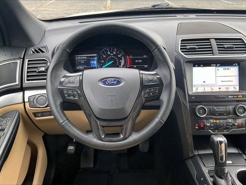 Used 2017 Ford Explorer XLT w/ Equipment Group 202A image 5