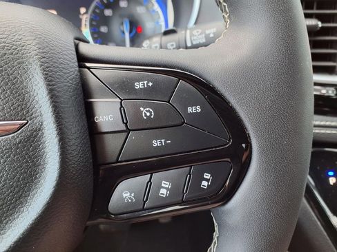 Used 2025 Chrysler Pacifica Limited FWD image 16