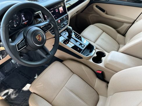 Certified 2025 Porsche Macan AWD/4WD image 4