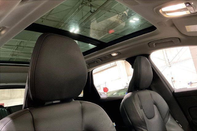Used 2024 Volvo XC60 B5 Plus AWD/4WD image 25