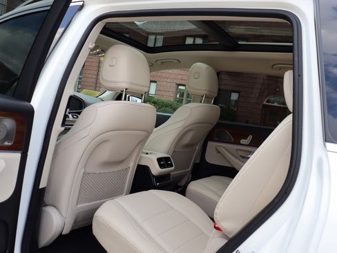 Used 2024 Mercedes-Benz GLS 450 4MATIC image 10