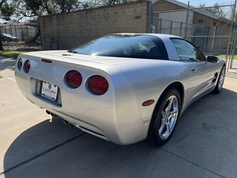 Used 2001 Chevrolet Corvette Coupe w/ Preferred Equipment Group2 image 12