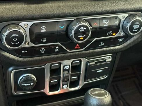 Used 2025 Jeep Gladiator Sport AWD/4WD image 19