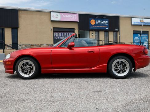 Used 1999 MAZDA MX-5 Miata RWD image 2