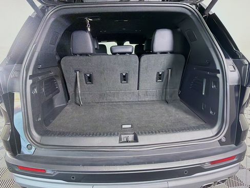 Used 2025 Chevrolet Traverse LT FWD image 29