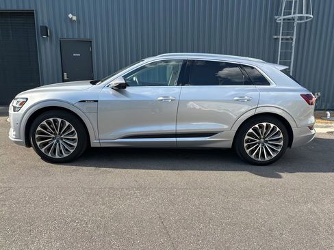 Used 2019 Audi e-tron Prestige w/ Prestige Package AWD/4WD image 8