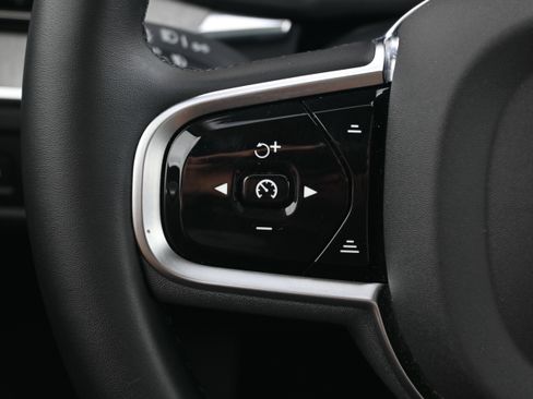 Used 2025 Volvo XC60 B5 Plus image 27