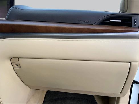 Used 2020 Lexus LX 570 4WD w/ Luxury Package image 18