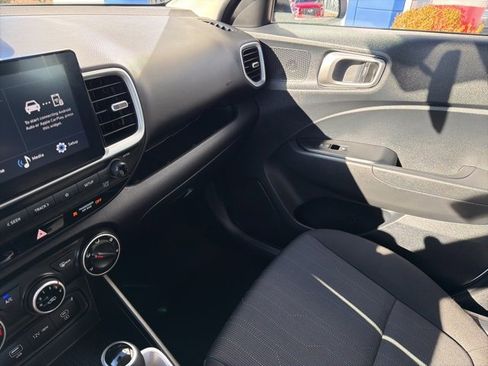 Certified 2025 Hyundai Venue SE image 29