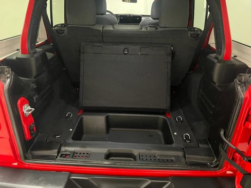 Used 2025 Jeep Wrangler Unlimited Sahara AWD/4WD image 24