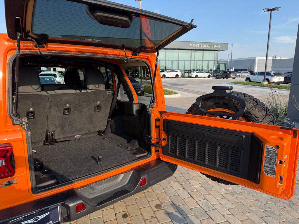 Used 2025 Jeep Wrangler Unlimited Sahara AWD/4WD image 21