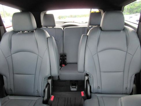 Used 2022 Buick Enclave Essence w/ Sport Touring Edition image 27