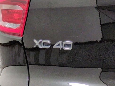Used 2023 Volvo XC40 B5 Plus image 8