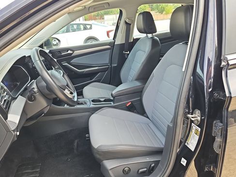 Used 2025 Volkswagen Jetta SE FWD image 25