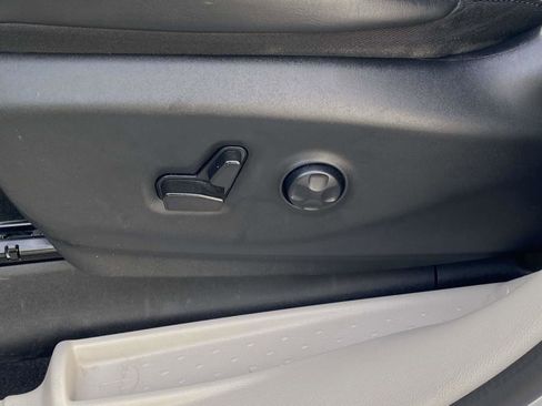 Used 2023 Chrysler Pacifica Touring-L image 17