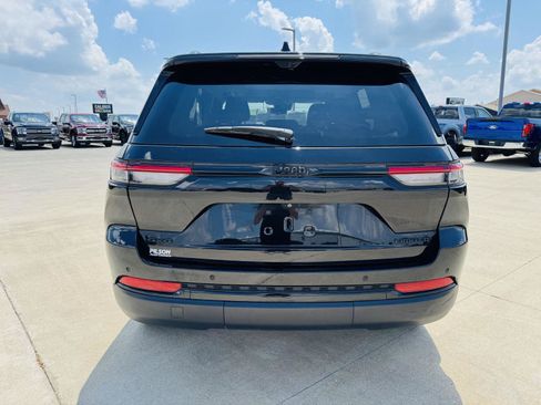 Used 2023 Jeep Grand Cherokee Limited w/ Luxury Tech Group II AWD/4WD image 43