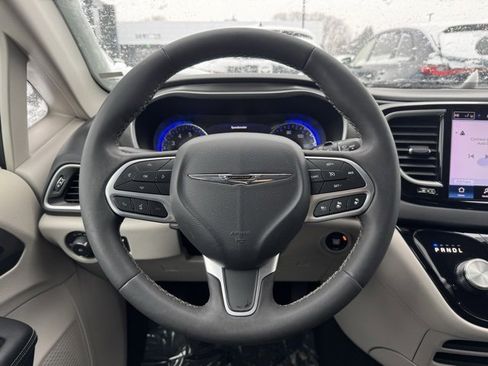 Used 2024 Chrysler Pacifica Touring-L image 29