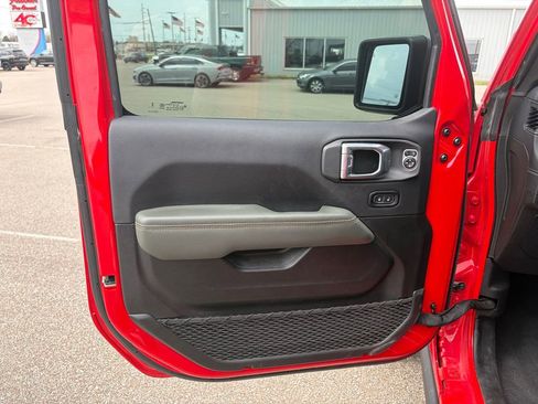 Used 2025 Jeep Gladiator Mojave image 9