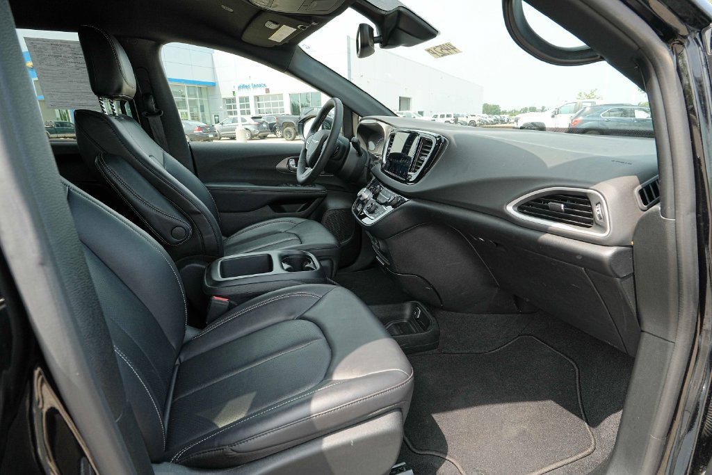 Used 2026 Chrysler Pacifica Select FWD image 23