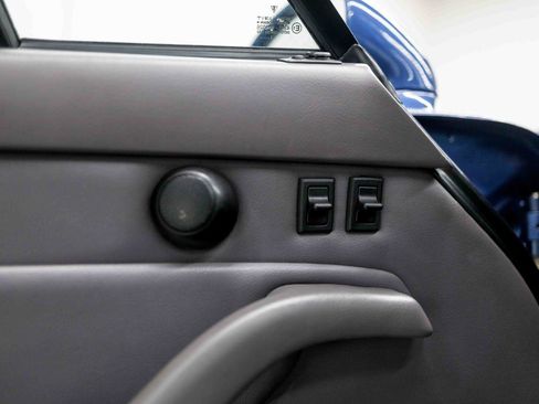 Used 1997 Porsche 911 Carrera RWD image 34