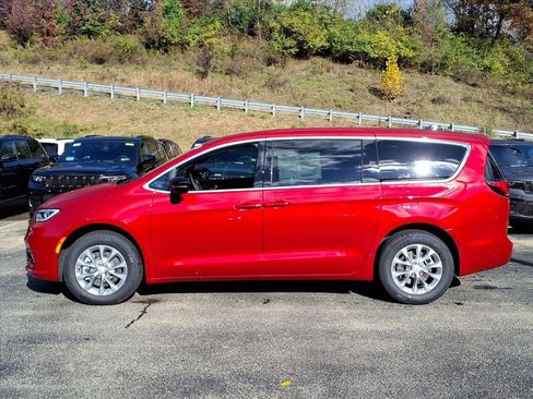New 2026 Chrysler Pacifica Select image 2